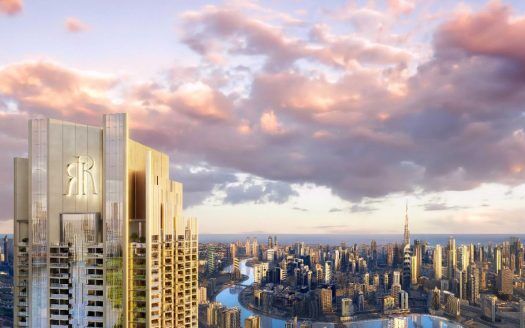 Un horizonte futurista al atardecer con un prominente rascacielos en primer plano adornado con un gran logotipo "r", con vistas a un río serpenteante y un denso paisaje urbano bajo un vibrante cielo nublado en Dubai.