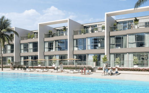 Modernos edificios residenciales con grandes balcones dan a la resplandeciente laguna azul de Dubai, rodeada de palmeras y gente disfrutando de actividades como nadar y tomar el sol.