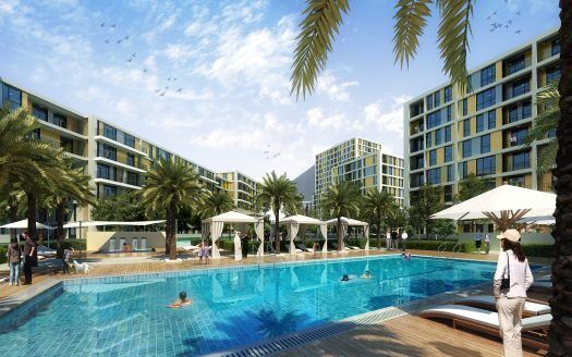 Una lujosa piscina estilo resort rodeada de modernos edificios de apartamentos, palmeras y tumbonas, donde la gente disfruta de diversas actividades bajo un cielo azul despejado. Esta escena es típica de una villa de alta gama