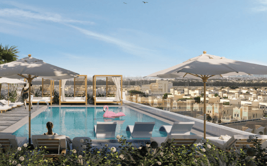 Lujosa piscina en la azotea con tumbonas y grandes sombrillas, con vistas a un pintoresco paisaje urbano de Dubai. Dos personas se relajan, una en un flotador rosa y la otra junto a la piscina.