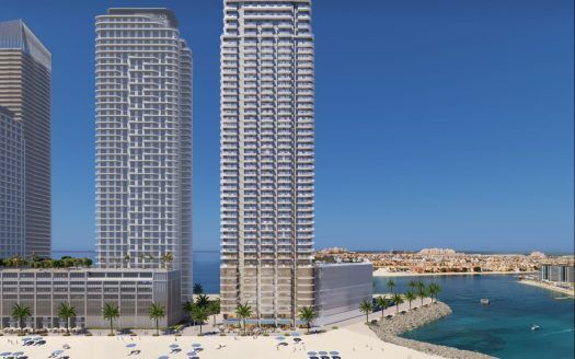 Representación digital de modernos rascacielos junto al mar en Dubai con palmeras y gente disfrutando de la playa de arena bajo un cielo azul despejado.
