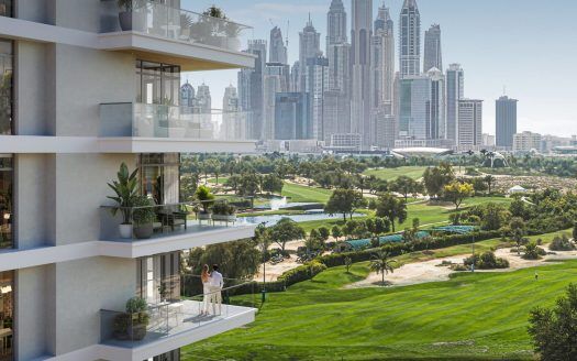 Vista desde el balcón de un piso alto en una zona urbana densamente edificada con rascacielos en Dubai, con vistas a un verde campo de golf bajo un cielo despejado.