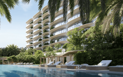 Moderno edificio de apartamentos de lujo en Dubai con balcones curvos rodeados de exuberante vegetación tropical y una piscina con tumbonas en primer plano.