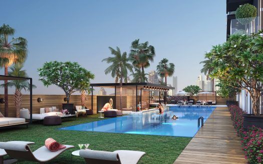 Lujosa piscina en la azotea con tumbonas, cabañas y exuberante vegetación, con los rascacielos como telón de fondo al atardecer en Dubai. La gente se relaja y nada en un entorno animado y sereno.