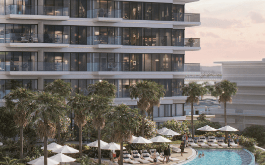 Un edificio de apartamentos de lujo en Dubai con varios balcones que dan a una piscina de estilo resort rodeada de palmeras y tumbonas al atardecer.