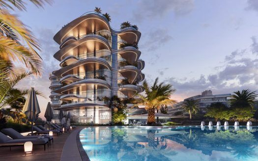 Un moderno edificio de varias plantas con balcones curvos, rodeado de palmeras e iluminado al atardecer. En primer plano hay una gran piscina con tumbonas a su alrededor, destacando la primera propiedad.