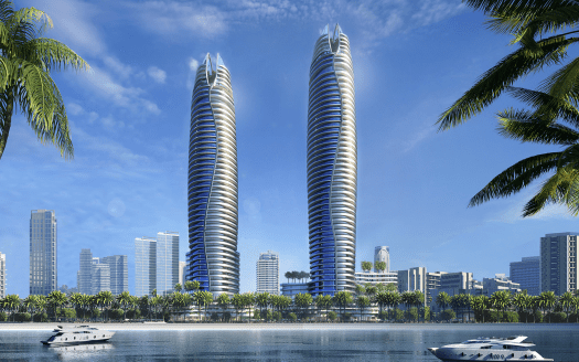 Dos rascacielos en espiral junto a un río en un paisaje urbano moderno, con palmeras en primer plano y un barco que navega por el agua, ponen de relieve la primera línea inmobiliaria de Dubai.