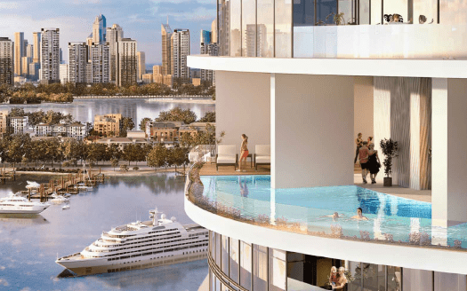 Los balcones de los pisos de lujo de gran altura con piscina infinita dan a una pintoresca ribera y a los tejados de la ciudad de Dubai, con barcos amarrados debajo y gente disfrutando del ambiente soleado.