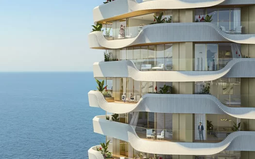 Moderno edificio de varias plantas en el paseo marítimo de Dubai, con balcones ondulantes, plantas exuberantes y gente disfrutando de las vistas.