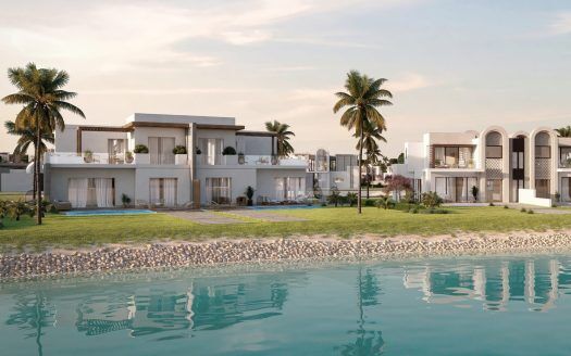 Modernas villas de lujo frente al mar en Dubai con grandes ventanales y balcones con vistas a un tranquilo estanque de reflexión, flanqueado por palmeras bajo un cielo despejado.