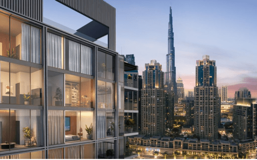 Vista desde el balcón de un piso moderno con el interior con iluminación cálida, con vistas a los tejados de la ciudad con edificios altos y el Burj Khalifa en Dubai al atardecer. Ideal para los interesados en el sector inmobiliario de Dubai.