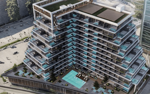 Vista aérea de un moderno edificio de apartamentos de varias plantas en Dubai con balcones acristalados, una gran piscina y terrazas ajardinadas, rodeado por una cuadrícula de calles con coches.