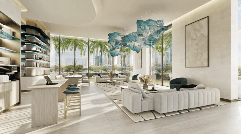 Luxueuse villa à Dubaï avec une décoration moderne, comprenant un grand canapé, une table basse en verre, des décorations artistiques au plafond et de grandes fenêtres donnant sur une verdure luxuriante.
