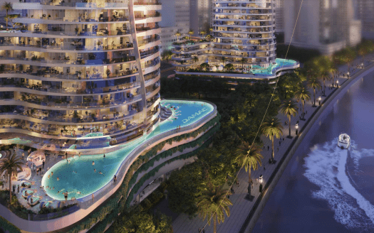 Vista nocturna de lujosos rascacielos frente al mar con balcones curvos, rodeados de palmeras y con una piscina serpenteante de estilo fluvial, con vistas a un río con un barco en movimiento en Dubai.