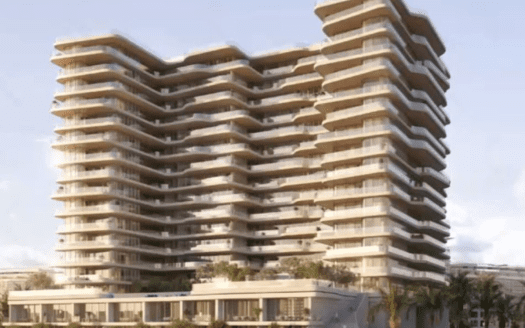 Un moderno edificio de varias plantas con balcones aterrazados bajo un cielo radiante, rodeado de exuberante vegetación en Dubai.