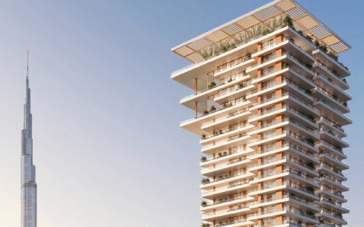 Un moderno rascacielos con balcones compensados y un jardín en la azotea, las residencias Fairmont se alzan orgullosas contra un cielo azul despejado. El Burj Khalifa se divisa a lo lejos.