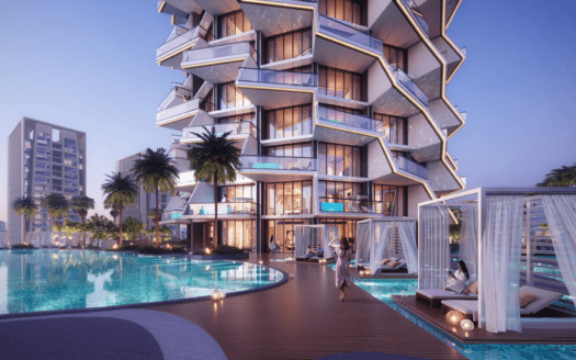 Binghatti Royale, un lujoso y moderno rascacielos, presenta una arquitectura geométrica única. Enfrente hay una serena piscina rodeada de palmeras y cabañas. Una persona vestida con un albornoz morado camina junto a la piscina, mientras otra se relaja dentro de una cabaña con cortinas flotantes.