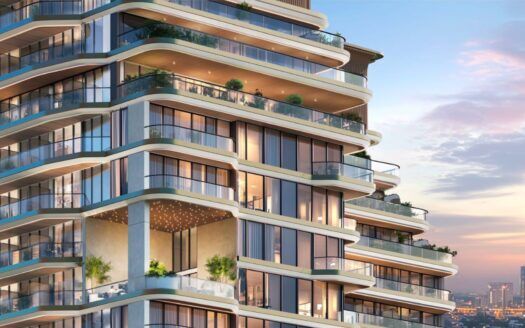 Marquis One Arjan, un moderno edificio de apartamentos de varias plantas, cuenta con balcones curvos de cristal, exuberantes plantas verdes y una cálida iluminación al atardecer, con vistas a un impresionante paisaje urbano y lejanos rascacielos.