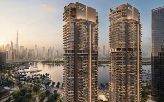 Dos modernas torres con carteles que dicen «Creek Waters» resaltan el arte arquitectónico al dominar un puerto deportivo y un paseo marítimo bordeado de palmeras, con el horizonte de la ciudad y el Burj Khalifa visibles al fondo al atardecer.
