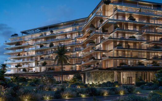 Las Résidences Cheval, un moderno edificio de apartamentos de lujo de varias plantas, se ilumina al atardecer, con grandes ventanales, amplios balcones y exuberantes jardines paisajísticos en primer plano. Las palmeras y la iluminación decorativa realzan el ambiente elegante.