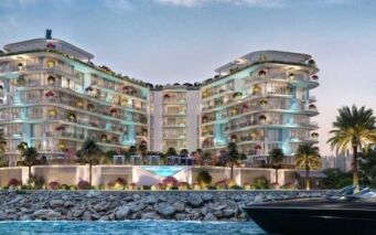 Un complexe moderne et luxueux d'appartements au bord de l'eau, la Villa del Garda, présente des bâtiments incurvés, des balcons en verre, une végétation luxuriante et des fleurs colorées, le tout encadré par un yacht au premier plan et des palmiers au coucher du soleil.