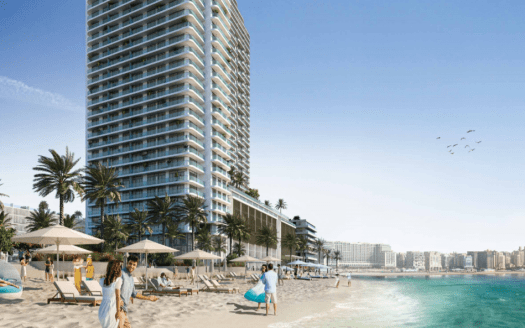Rendu d'un luxueux immeuble de grande hauteur avec des gens profitant de la plage de sable, des palmiers, des parasols et d'un ciel bleu clair.