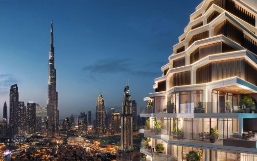 Un paysage urbain panoramique au crépuscule montrant un bâtiment moderne à plusieurs niveaux au premier plan et une ligne d'horizon composée de nombreux gratte-ciel, dont une très haute tour, le tout illuminé par le ciel du soir. Idéal