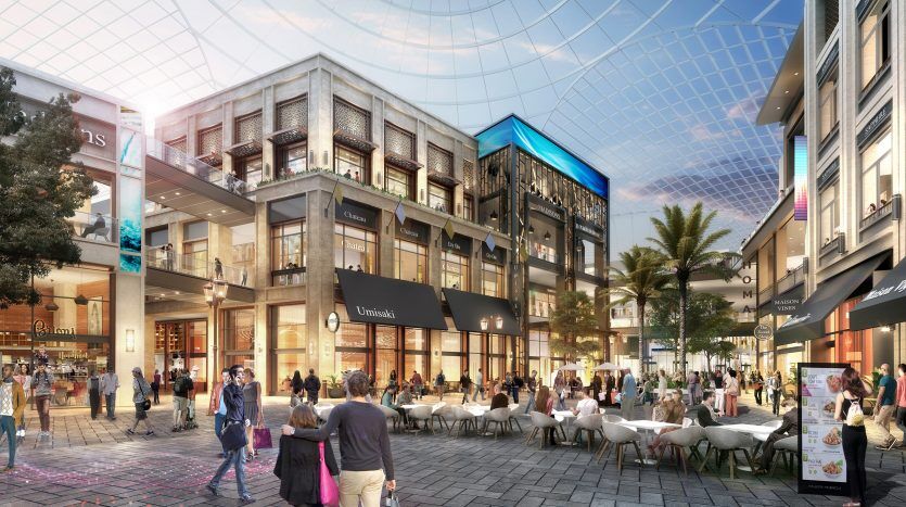 Scène de rue urbaine animée au crépuscule à Dubaï, avec des gens dînant à des tables en plein air, marchant et faisant du shopping, présentant une architecture moderne et traditionnelle sous un auvent en filet transparent.