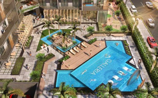 Vue aérienne d'une piscine luxueuse dans un hôtel moderne avec des gens qui se détendent, entourés de chaises longues élégantes, de cabanes et d'une verdure vibrante. Rue adjacente avec des voitures passant à Dubaï