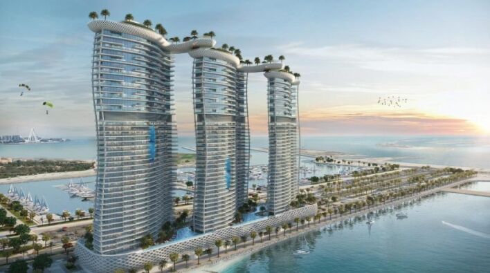 Un rendu de trois tours futuristes aux formes incurvées à Dubaï, dotées de jardins sur les toits et entourées d'un front de mer luxuriant, sous un ciel dégagé.