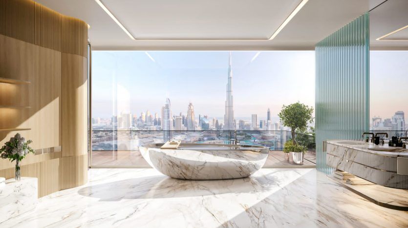 Salle de bains luxueuse dans une villa à Dubaï avec une grande baignoire en marbre, des accents en bois et des fenêtres panoramiques mettant en valeur les toits de la ville avec de grands gratte-ciel sous un ciel bleu clair.