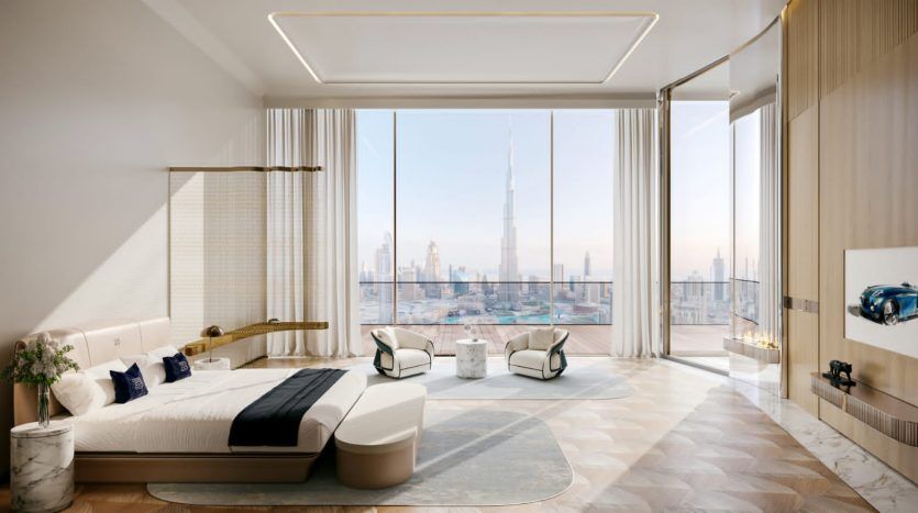 Chambre luxueuse et moderne avec grande fenêtre offrant une vue sur le paysage urbain, comprenant un lit élégant, un mobilier contemporain d'une agence immobilière de Dubaï et une palette de couleurs douces.