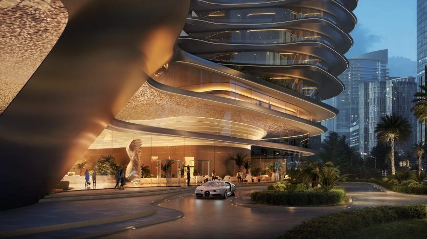 Entrée d'hôtel moderne au crépuscule avec une architecture élégante et incurvée, éclairée par un éclairage doux à Dubaï. Une voiture de luxe est garée devant, avec des personnes bien habillées entrant dans le bâtiment. Des gratte-ciel visibles dans