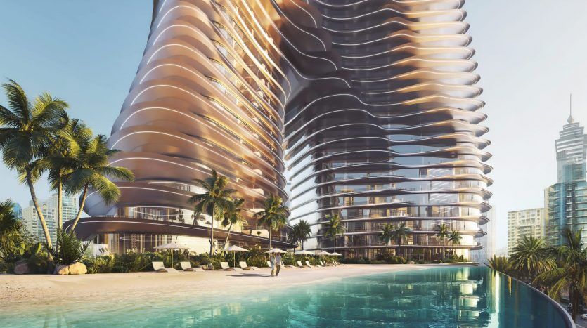 Un immeuble de grande hauteur moderne et incurvé avec des façades en verre réfléchissantes entourées de palmiers, à côté d'une piscine allongée où les gens se détendent et se promènent, incarne l'immobilier de luxe à Dubaï.