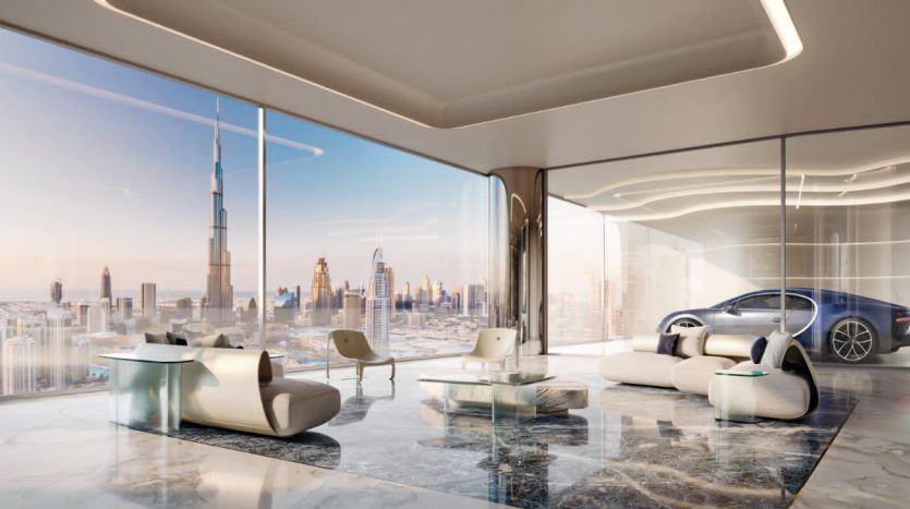 Intérieur d'appartement de luxe moderne avec une vue panoramique sur les toits de la ville de Dubaï, comprenant un coin salon élégant et une voiture exposée derrière des murs en verre.