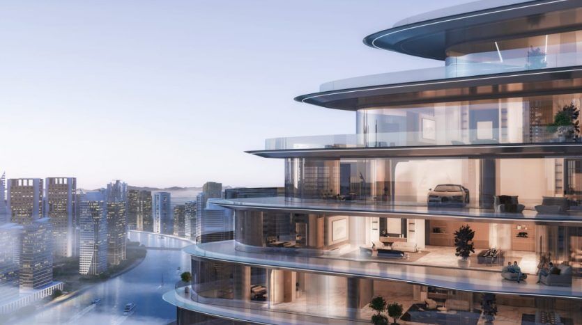 Un immeuble d'appartements futuriste au crépuscule avec des balcons incurvés surplombant une rivière de la ville de Dubaï, avec des murs transparents qui révèlent un design intérieur élégant et moderne.