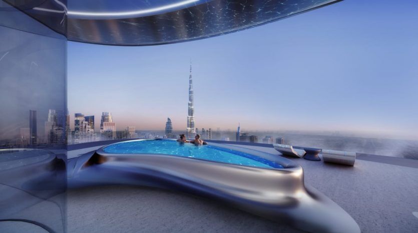 Une luxueuse piscine sur le toit surplombant les toits de la ville avec un gratte-ciel important à Dubaï, avec deux personnes nageant et des éléments architecturaux modernes.