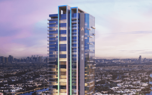 Un immeuble de grande hauteur aux sols éclairés et à la signalétique « ami dior », surplombant un paysage urbain baigné par la lueur chaleureuse d'un coucher de soleil à Dubaï.