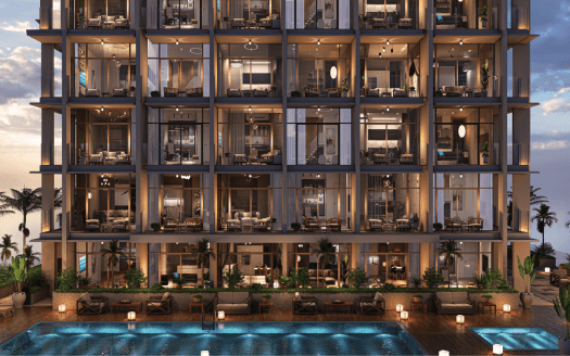 Un immeuble moderne de grande hauteur au crépuscule à Dubaï avec des intérieurs éclairés, avec une piscine et des palmiers au premier plan.