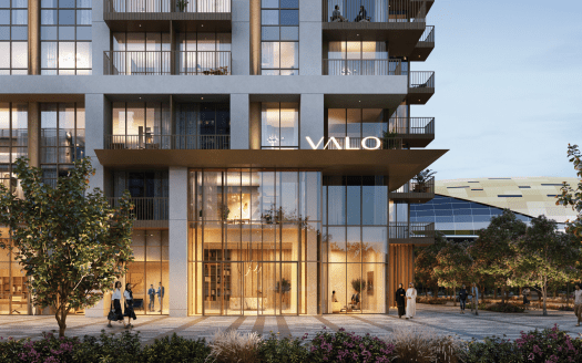 Façade d'un immeuble d'appartements moderne à Dubaï au crépuscule, dotée de grandes fenêtres et de balcons en verre, avec des personnes marchant et interagissant près de l'entrée.