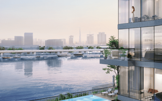 Azura Residences est un complexe d'appartements moderne en bord de mer doté de baies vitrées offrant une vue sur les toits de la ville et la marina. Une personne se tient sur un balcon, surplombant l’eau sereine et les bateaux amarrés en contrebas. Une piscine est visible à un niveau inférieur, renforçant l'atmosphère luxueuse.
