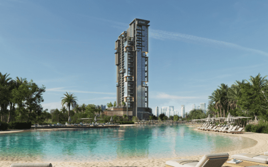 Le bâtiment moderne et haut de Highgrove se dresse au bord d'un lagon tranquille aux eaux claires, entouré d'une végétation luxuriante et de palmiers. Des chaises longues reposent sur la plage de sable sous le ciel bleu vif, avec la silhouette de la ville au loin en arrière-plan.