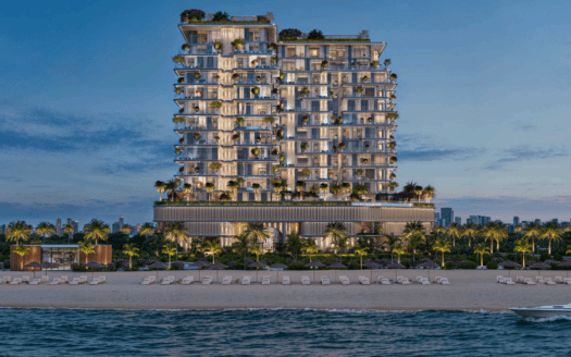 Un immeuble moderne en front de mer avec de nombreux balcons et une végétation luxuriante sur le toit et sur différents niveaux. La scène se déroule au crépuscule, avec des lumières illuminant la structure. Au premier plan se trouve une plage de sable et une mer calme, avec un bateau à proximité.