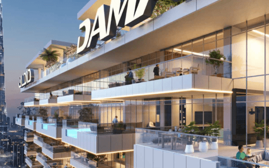 Immeuble de luxe de grande hauteur avec terrasses distinctes ornées de plantes et de coins salon, arborant fièrement un grand panneau « Damac ». La Burj Khalifa au loin orne le ciel crépusculaire, offrant une vue imprenable depuis la porte de Safa.