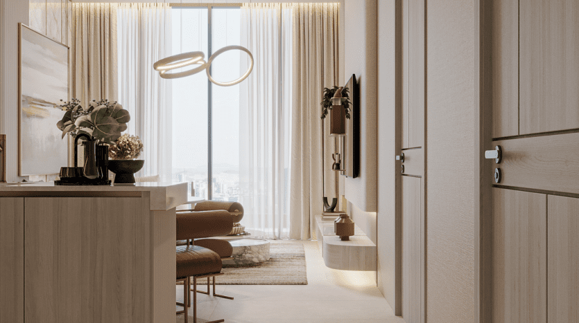 Salon moderne aux tons beiges, mobilier minimaliste et ciel fleuri visible à travers une grande fenêtre aux rideaux transparents. Des suspensions circulaires et des plantes décoratives sur un buffet complètent cet espace chaleureux et élégant baigné de lumière naturelle.
