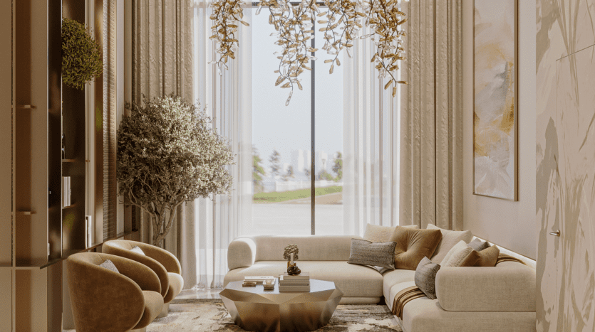 Un salon moderne avec des canapés de couleur crème, des chaises d'appoint dorées, une table basse géométrique, un grand arbre en pot, des œuvres d'art abstraites et des rideaux du sol au plafond brillant sous un ciel de fleurs à côté d'un lustre en forme de branche et d'une grande fenêtre.
