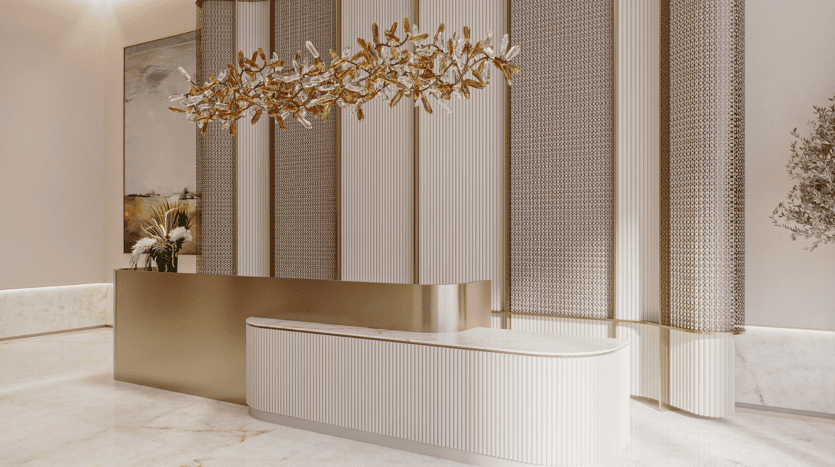 Un espace de réception moderne avec un bureau incurvé blanc et or, des panneaux muraux texturés inspirés du ciel floral, un lustre sculptural en or et en verre, une grande peinture abstraite et un vase avec des plantes vertes sur le comptoir.