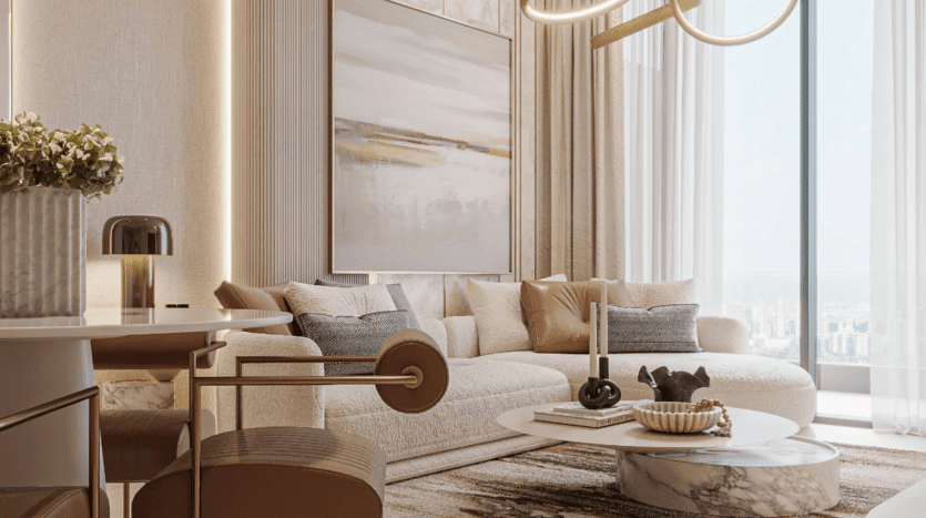 Élégant salon avec un canapé d'angle beige, des œuvres d'art abstraites au mur et un éclairage moderne. Une table basse ronde en marbre accueille des objets décoratifs et une bougie. Des baies vitrées inondent l'espace d'une lumière naturelle rappelant le ciel de Floarea, tandis qu'un vase fleuri orne une surface voisine.