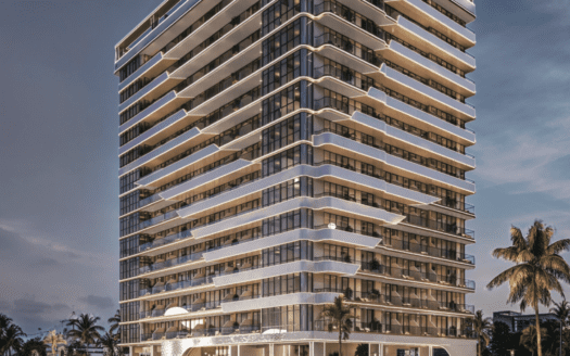 Un immeuble moderne de grande hauteur avec des fenêtres allant du sol au plafond et des balcons enveloppants, illuminés au crépuscule, s'élève au-dessus du paysage urbain. Des palmiers encadrent la vue, créant une oasis de Floarea au cœur de la vie urbaine.