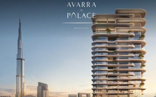 La tour de luxe moderne Avarra by Palace présente des balcons incurvés et de la verdure dans Business Bay, avec le Burj Khalifa et la ligne d'horizon de la ville en toile de fond pour un coucher de soleil époustouflant.